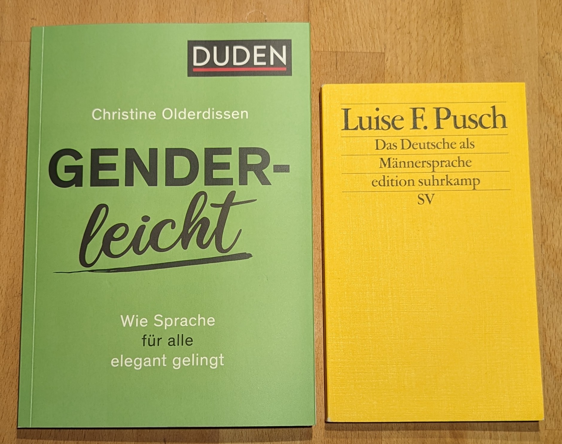Zwei Buchcoer. Links das Buch Genderleicht aus dem DUDEN-Verlag von Christine Olderdissen. Rechts das Buch "Das Deutsch als Männersprache" von Luise Pusch.
